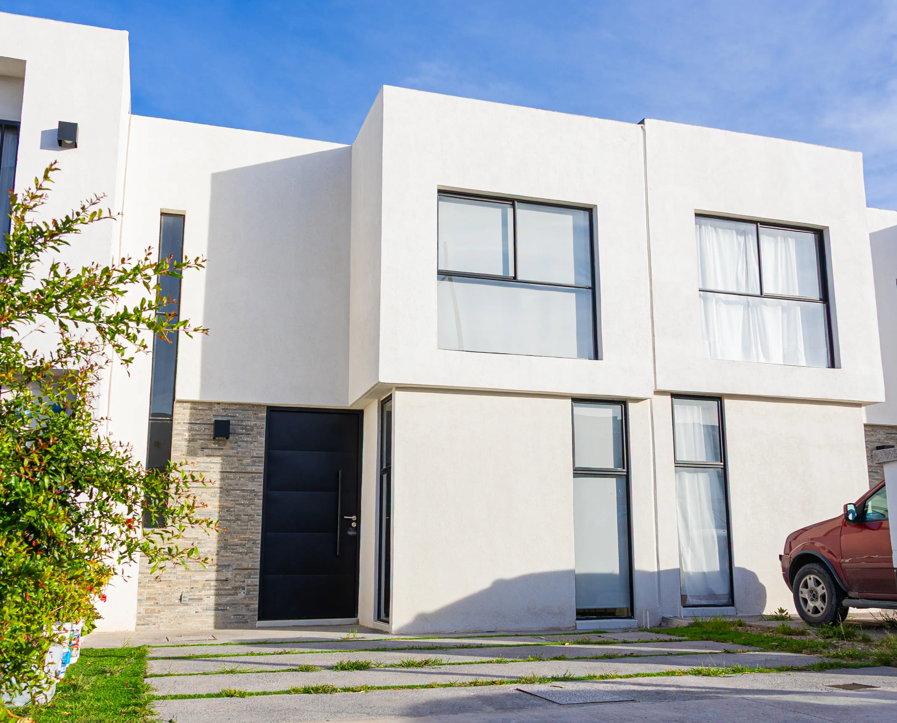 Fachada Modelo Málaga, casa de 3 recámaras frente a Zona Industrial